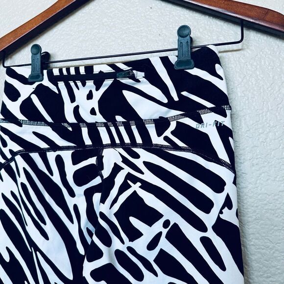 Nike Dri-Fit Running Blacl White Zebra Stripe Leggings XS - Picture 2 of 3